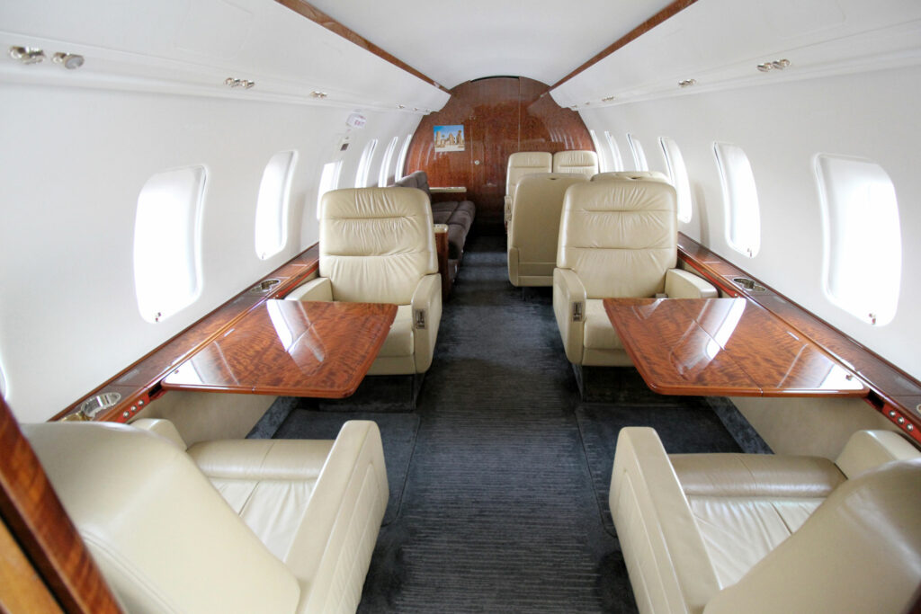 Challenger 605 FWD Cabin - ASM Charter