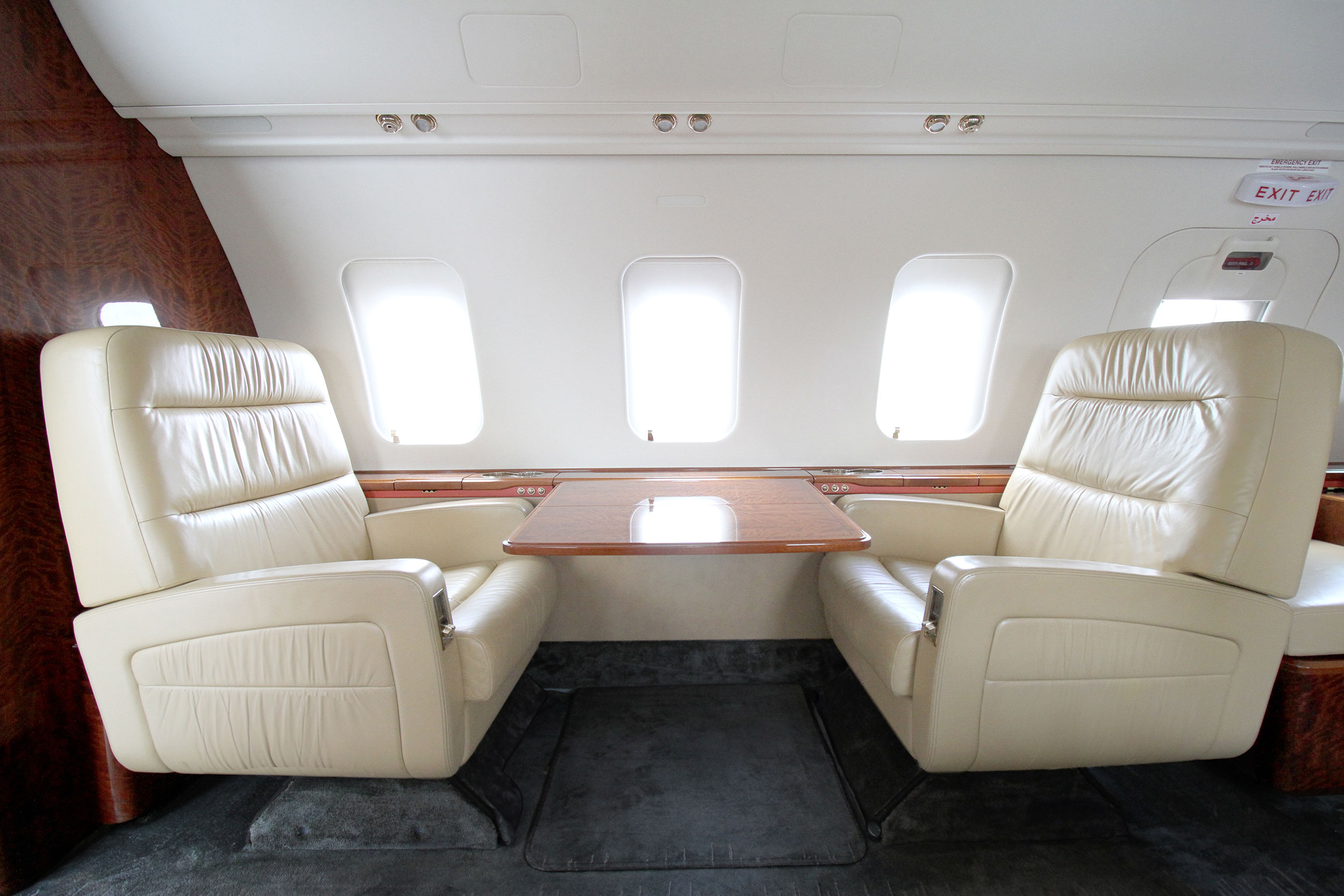 Challenger 605 FWD Cabin - Aviation Services Management (ASM)